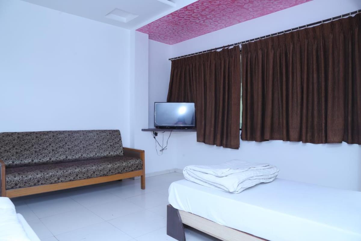 Hotel Kewal Inn Jālgaon Exterior photo